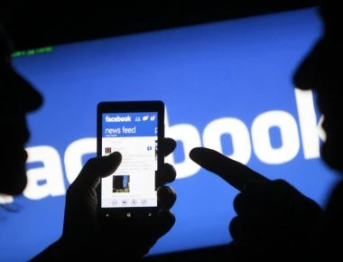 Eγκρίθηκε ένταλμα έρευνας στα γραφεία της Cambridge Analytica για το σκάνδαλο Facebook